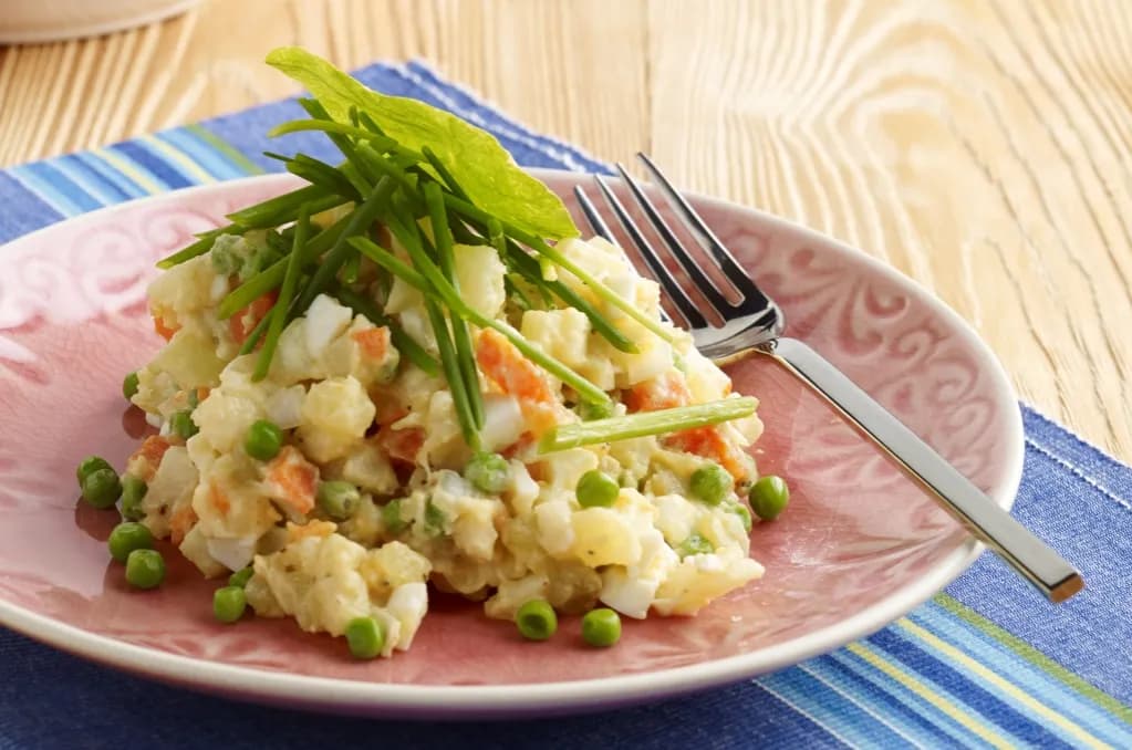 Co się daje do sałatki jarzynowej? Odkryj najlepsze składniki! Co się daje do sałatki jarzynowej? Odkryj najlepsze składniki!