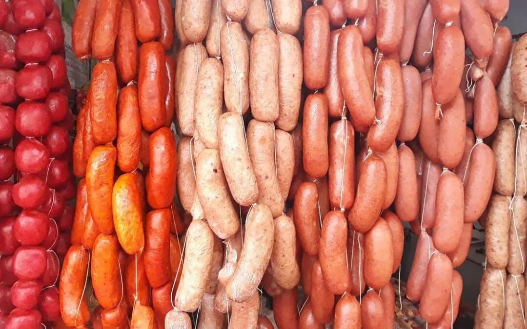 Ile soli na kg mięsa do kiełbasy - uniknij błędów w przygotowaniu