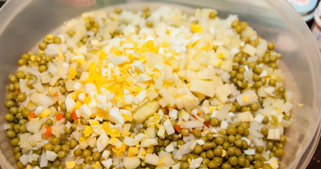 Sałatka jarzynowa ile w lodówce? Sprawdź, jak długo jest świeża