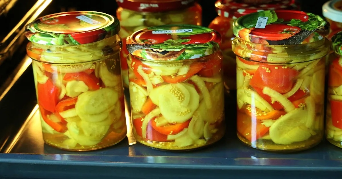 Jak zrobić sałatkę z ogórków i papryki na zimę - proste przepisy