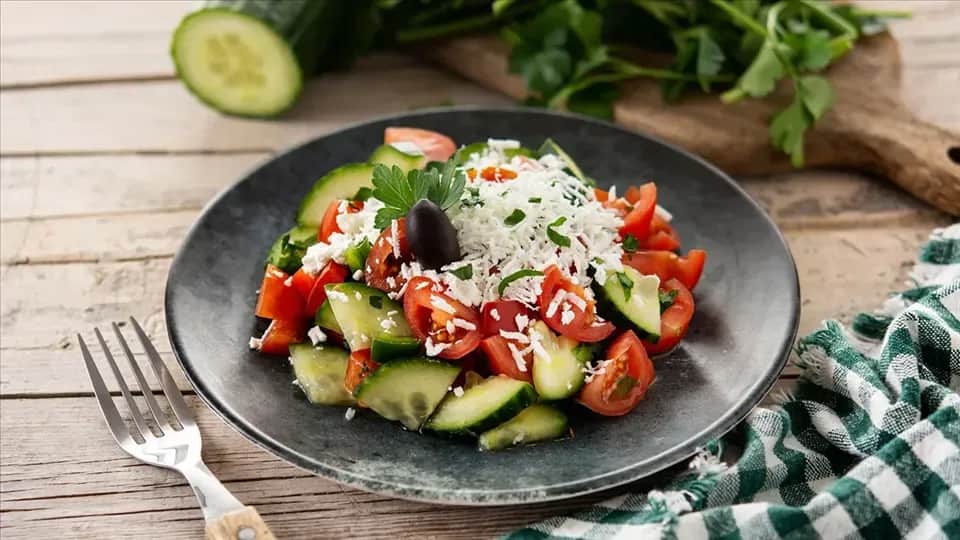 Jaki ser do sałatki szopskiej? Odkryj najlepsze smaki i połączenia