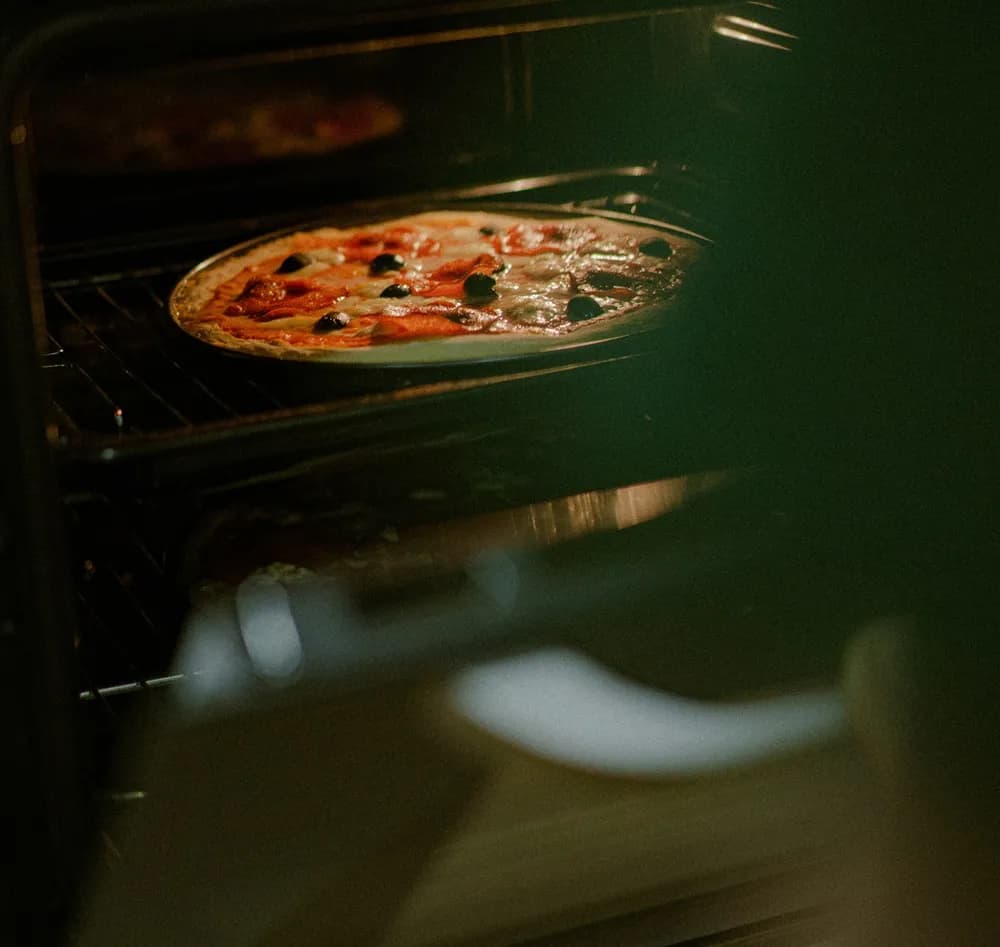 Jak piec pizzę w domu: proste triki na idealne ciasto i smaki