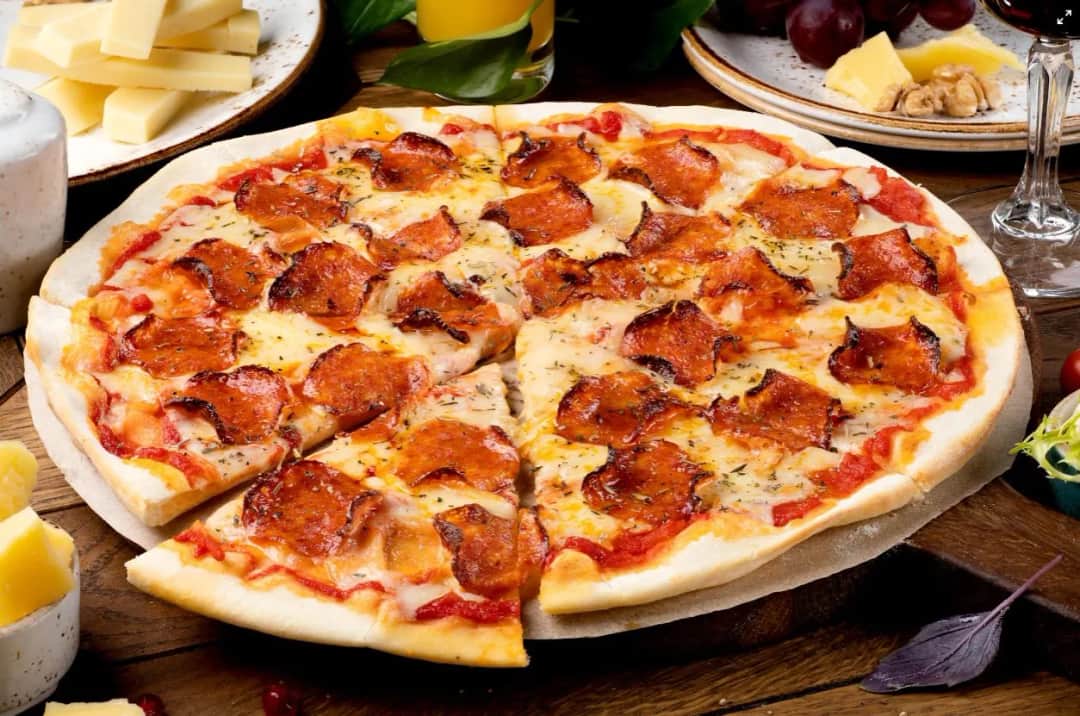 Pomysły na dodatki do pizzy z salami, które zaskoczą Twoje kubki smakowe