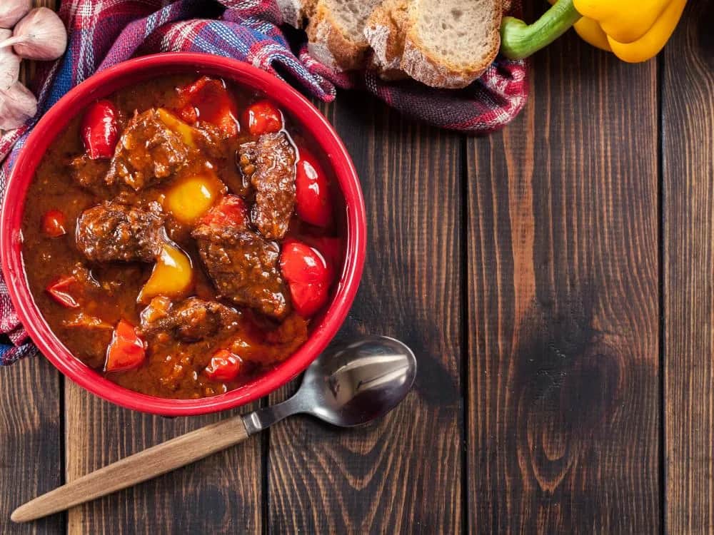 Z jakiego kraju pochodzi gulasz? Odkryj jego węgierskie korzenie
