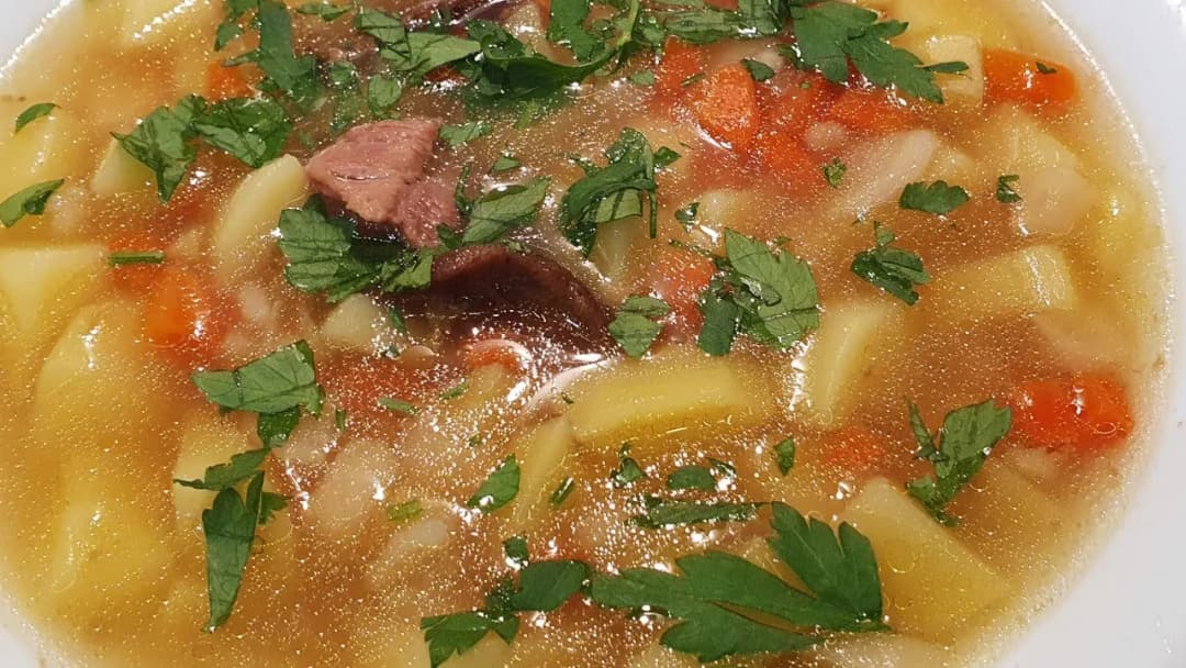 Jaką zupę na golonce wieprzowej przygotować na zimowe wieczory?