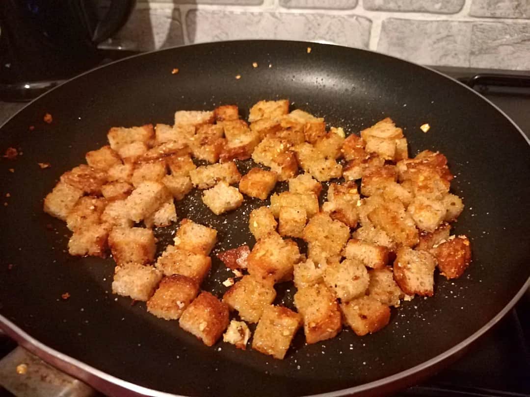 Jak zrobić grzanki czosnkowe do zupy w 10 minut - prosta receptura