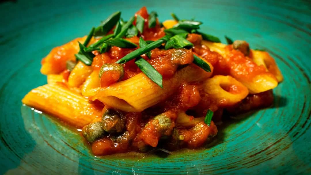 Szybkie i proste przepisy na makaron penne z sosem, które zachwycą