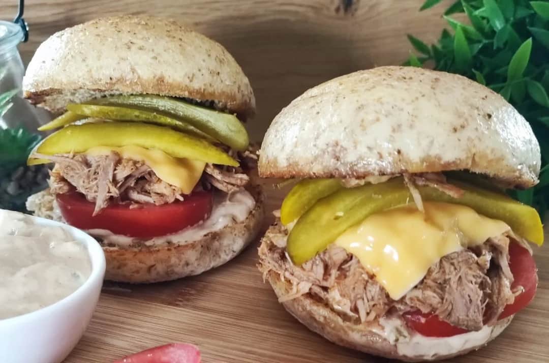 Pyszny hamburger z szarpaną wieprzowiną, który zaskoczy Twoich gości