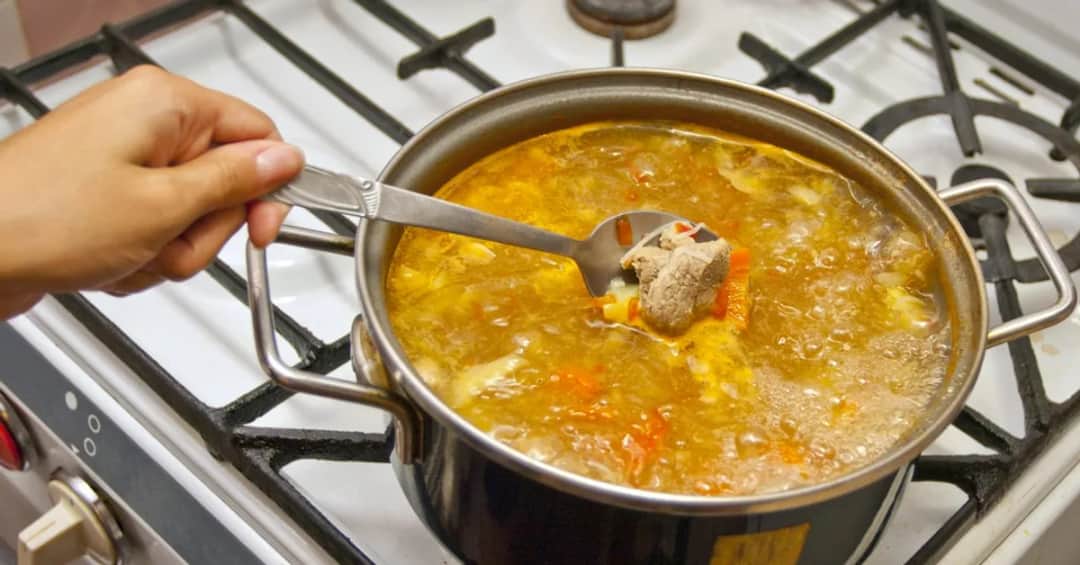 Czy zupa tuczy? Odkryj, jak nie przytyć jedząc zupy