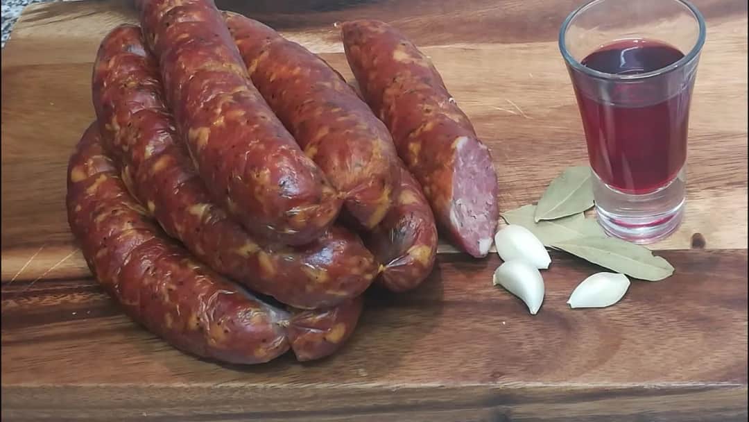 Stare przepisy na kiełbasę polską, które zachwycą Twoje podniebienie