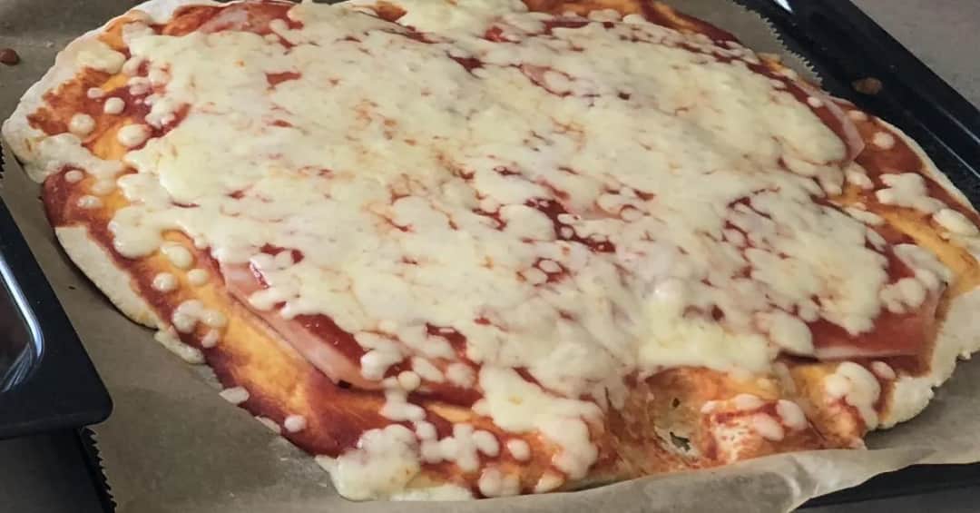 Jak zrobić ciasto na pizzę – proste przepisy i cenne wskazówki