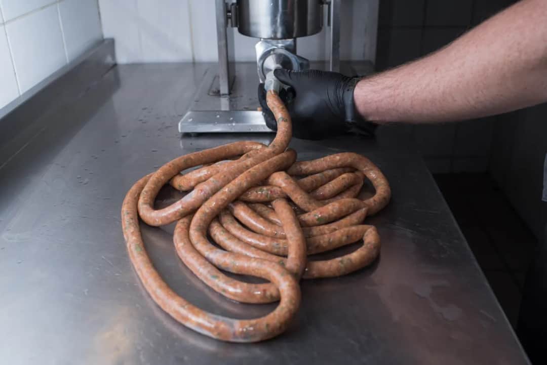 Jak wędzić kiełbasę: proste techniki, które musisz znać