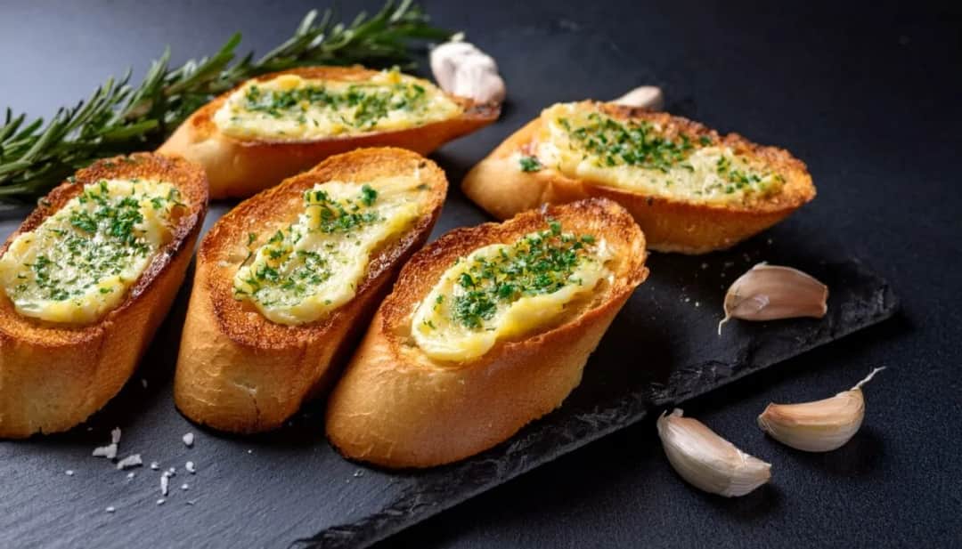 Jak zrobić grzanki do sałatki, które zachwycą Twoje podniebienie