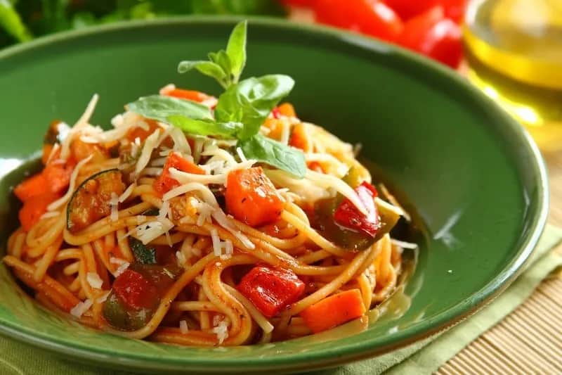 Szybkie spaghetti z cukinią i papryką - prosty przepis na obiad