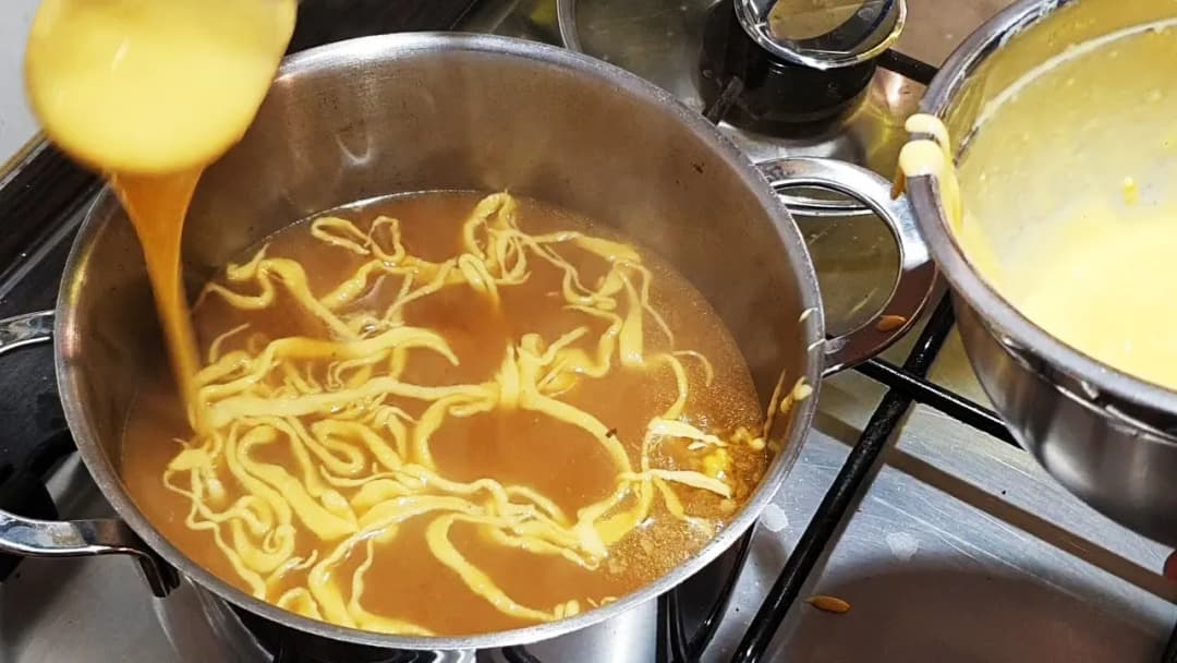 Jak zrobić lane kluseczki do zupy w 5 minut - prosta receptura